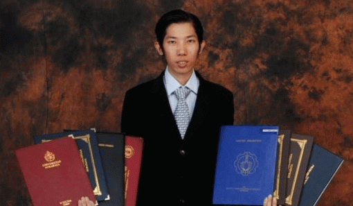 История дня: индонезиец получил 32 диплома за 20 лет